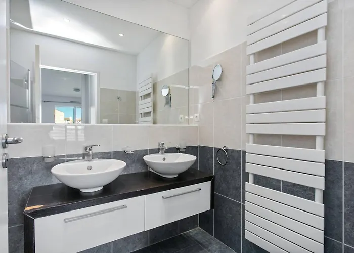 Marina Ile St Martin Joli 4 Pieces Avec Jacuzzi Cap D'agde